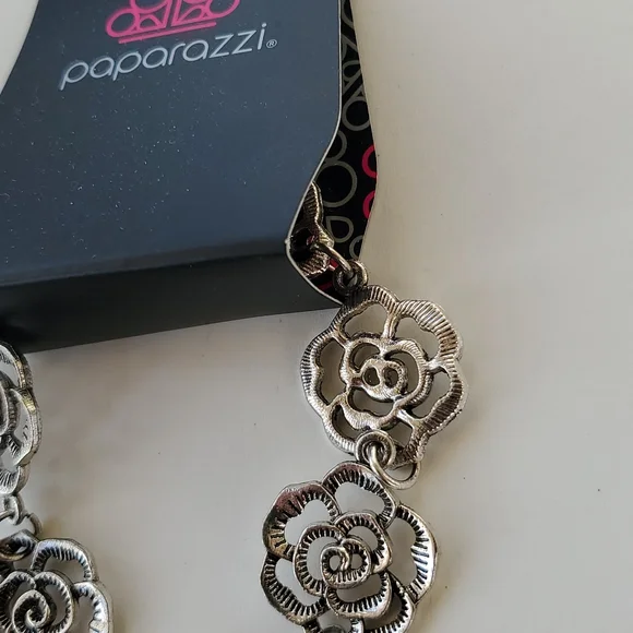 Boutique Paparazzi Floral Silver Tone Adjustable Bracelet - Picture 3 of 5